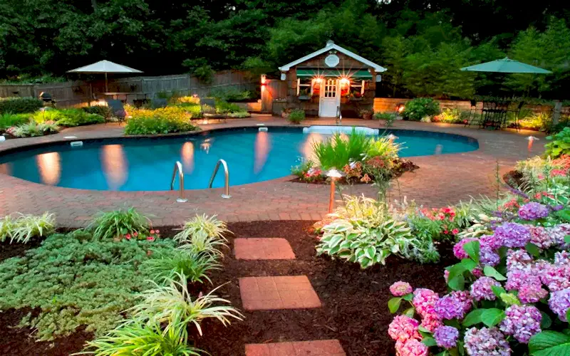 ландшафтный дизайн двора частного дома