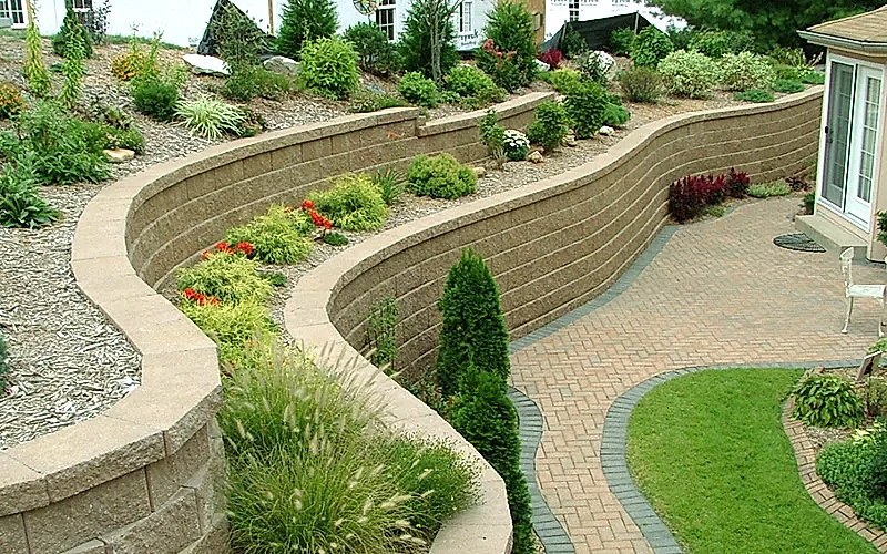 подпорная стенка на участке с уклоном