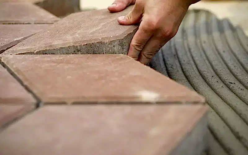 Укладка тротуарной плитки на бетонное основание